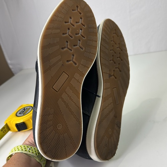 Florsheim Black Chukka Boots with Modern Design - Picture 8 of 14